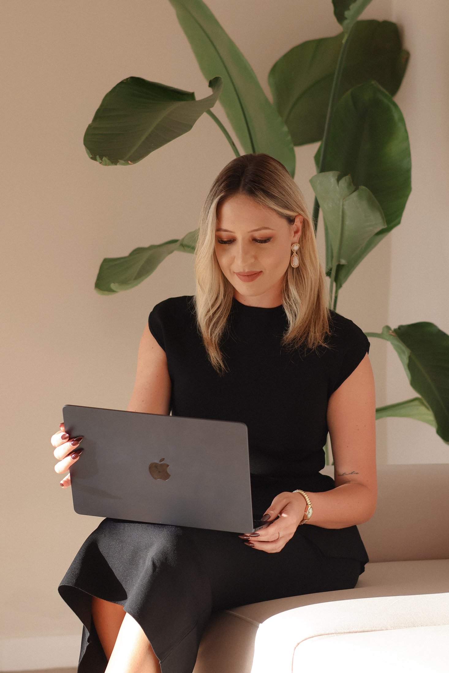Dr. Alina Schulhofer, psychotherapist, in a virtual therapy session